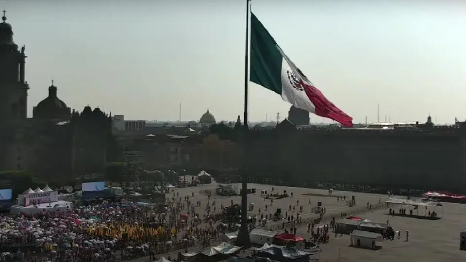 AMLO cumple promesa e izan bandera en el Zócalo; Marea Rosa avanza favorablemente