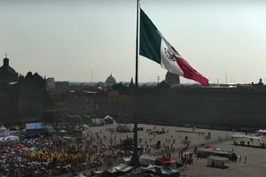 AMLO cumple promesa e izan bandera en el Zócalo; Marea Rosa avanza favorablemente