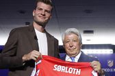 ¡Conmovedor! Alexander Sorloth es presentado en Atlético de Madrid con invitado de lujo