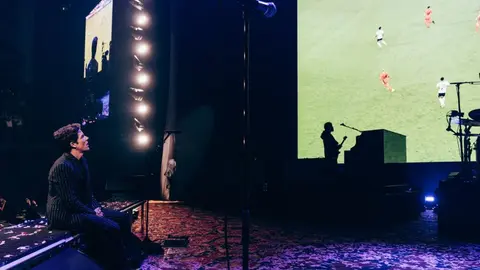The Killers 'pausa' su concierto en Londres para ver el Inglaterra vs Países Bajos