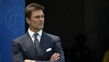 ¿Listo para trabajar? Tom Brady estuvo presente durante el juego de Dallas y Rams