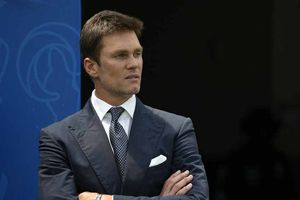¿Listo para trabajar? Tom Brady estuvo presente durante el juego de Dallas y Rams