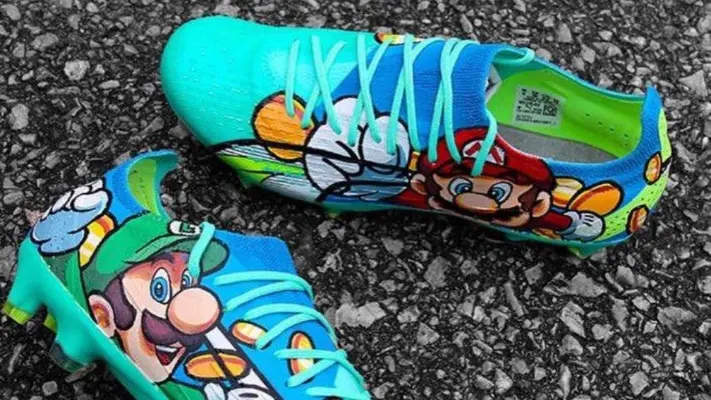 ¡De lujo! Futbolista de Albania luce lindo par de zapatos con diseño de Mario Bros