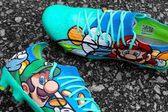 ¡De lujo! Futbolista de Albania luce lindo par de zapatos con diseño de Mario Bros