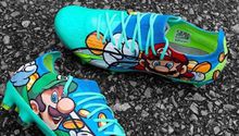 ¡De lujo! Futbolista de Albania luce lindo par de zapatos con diseño de Mario Bros