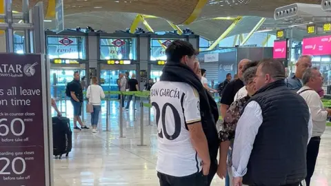 Aficionados del Real Madrid se quedan varados en el aeropuerto y pierden su vuelo a Londres