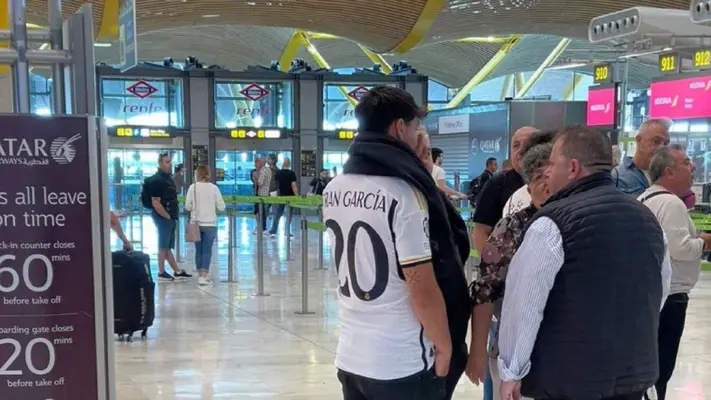 Aficionados del Real Madrid se quedan varados en el aeropuerto y pierden su vuelo a Londres