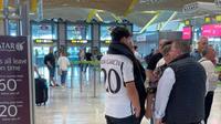 Aficionados del Real Madrid se quedan varados en el aeropuerto y pierden su vuelo a Londres