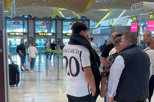 Aficionados del Real Madrid se quedan varados en el aeropuerto y pierden su vuelo a Londres