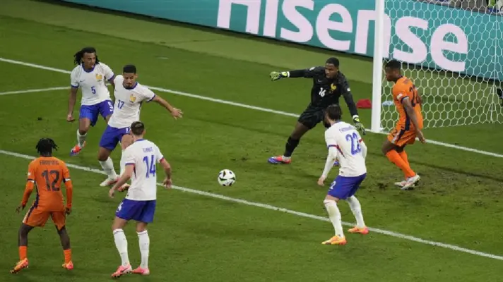 ¿Robo a Países Bajos?: Anulan gol a Xavi Simons ante Francia