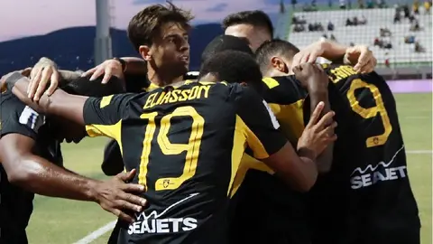 AEK Atenas golea a Levadiakos; Orbelín Pineda entró de cambio y Pizarro borrado del equipo