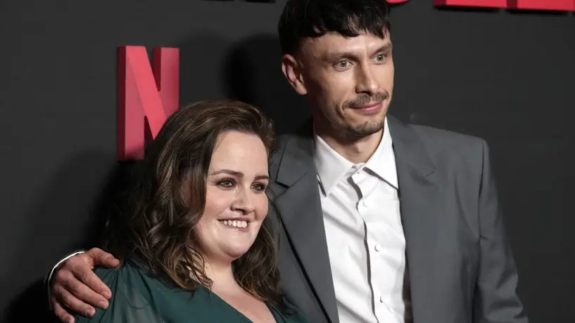 Piden a Netflix evidencias sobre condena por acoso de persona real en la que basan personaje