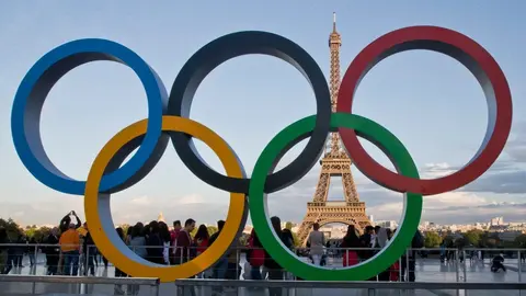 Francia expulsa a migrantes sin hogar de París antes de los Juegos Olímpicos