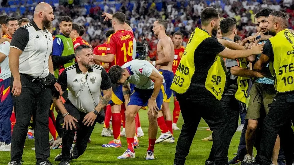 ¡Entrada de roja! Álvaro Morata se lleva fuerte golpe de elemento de seguridad
