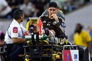 Luis García reaccionó a la lesión de Edson Álvarez: "We've a Fu... problem"