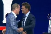 Peyton Manning sorprende a Tom Brady en su ceremonia de inducción al Salón de la Fama