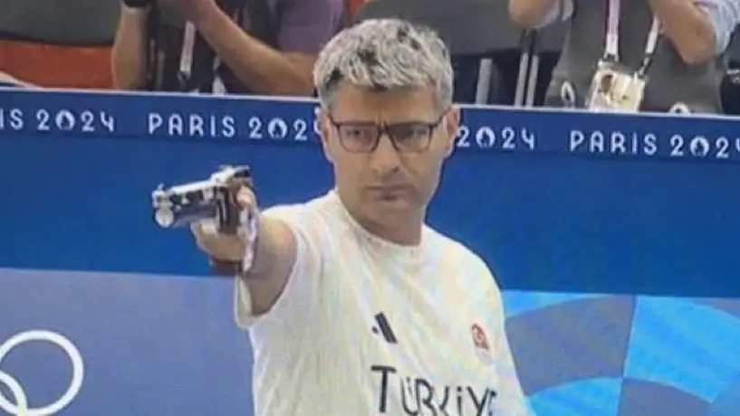 París 2024: Yusuf Dikec protagonizó la final de tiro mixto por su estilo 'relajado'