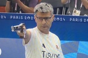 París 2024: Yusuf Dikec protagonizó la final de tiro mixto por su estilo 'relajado'