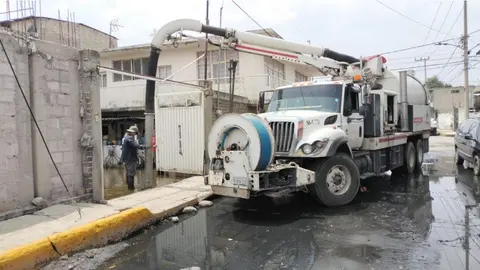 Avanzan las labores de limpieza y desazolve de zonas afectadas por las lluvias en Chalco en Edomex