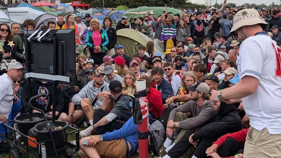 Louis Tomlinson compró una pantalla para poder poner el partido de Inglaterra en el Festival Glastonbury