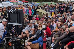 Louis Tomlinson compró una pantalla para poder poner el partido de Inglaterra en el Festival Glastonbury