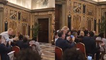 ¿Jimmy Fallon es regañado por hacer reír en una reunión de comediantes en el Vaticano?