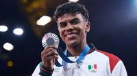 Piloto dedicó emotivas palabras a los medallistas mexicanos en su regreso al país