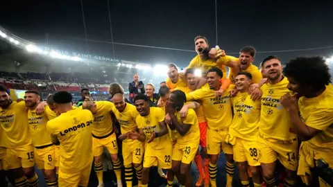 Jugador de Borussia Dortmund sufrió caída durante festejo tras victoria ante PSG