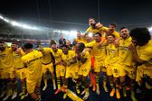 Jugador de Borussia Dortmund sufrió caída durante festejo tras victoria ante PSG