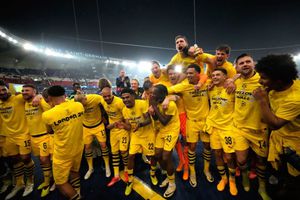 Jugador de Borussia Dortmund sufrió caída durante festejo tras victoria ante PSG