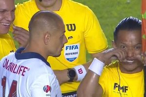 ¿Árbitro asistente se burló de Chicharito Hernández por 'llorón'?