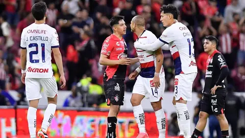'Chicharito' Hernández carga contra aficionado tras polémico festejo en el Clásico Tapatío