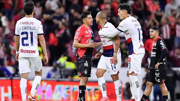 'Chicharito' Hernández carga contra aficionado tras polémico festejo en el Clásico Tapatío