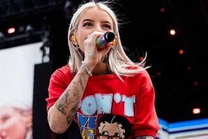 Young Miko revela su amor por el futbol mexicano y viste la playera de un equipo