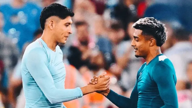 Edson Álvarez y Julián Araujo se dedican mensajes tras haberse enfrentado en Carabao Cup