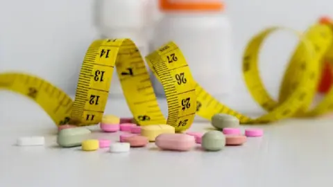 Cofepris alerta por uso de fármacos para bajar de peso