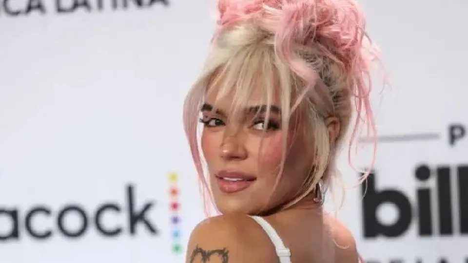 Karol G roba por error el celular de una fan en Alemania
