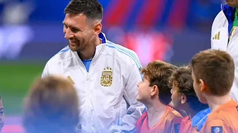 Lionel Messi 'repartió' autógrafos a niños durante la ceremonia de himnos de Copa América