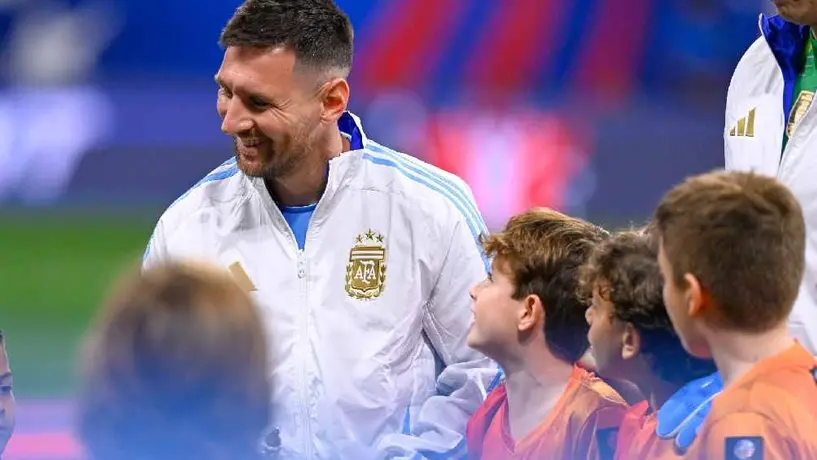 Lionel Messi 'repartió' autógrafos a niños durante la ceremonia de himnos de Copa América
