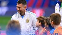 Lionel Messi 'repartió' autógrafos a niños durante la ceremonia de himnos de Copa América