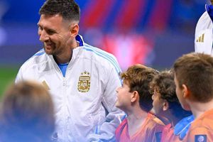 Lionel Messi 'repartió' autógrafos a niños durante la ceremonia de himnos de Copa América