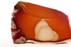 Abuelita usó una piedra como soporte de puerta… ¡pero valía miles de euros!