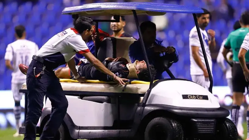 Víctor Ríos de Atlas es trasladado al hospital tras choque de cabeza ante Puebla