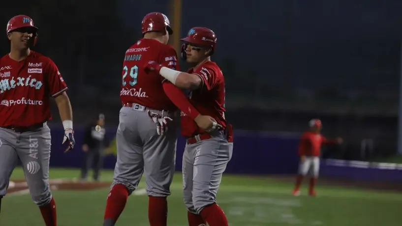 ¡Qué bombazo! Japhet Amador pegó HR y rompió la pantalla del estadio de Conspiradores