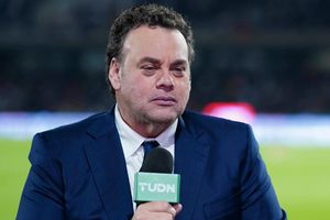 Aficionados en el Estadio Ciudad de los Deportes se la ‘mientan’ a David Faitelson en la Final