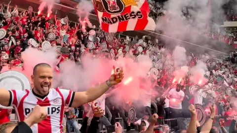 Aficionado festeja campeonato del PSV con pirotecnia y sufre grave lesión en la mano