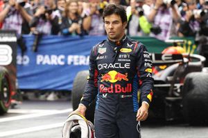 Checo Pérez niega rumores sobre su posible salida: 'Totalmente comprometido con el equipo'