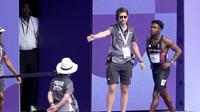 Atleta británico es descalificado en 100 metros planos y decide plantarse en su carril como protesta