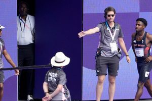 Atleta británico es descalificado en 100 metros planos y decide plantarse en su carril como protesta