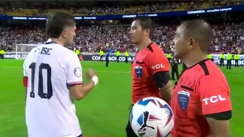 Árbitro niega saludo a Pulisic, pero porque este le dijo que fuera a festejar con los uruguayos
